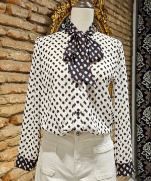 BLUSA LAZO TOPOS